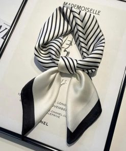 khăn lụa sọc đen trắng